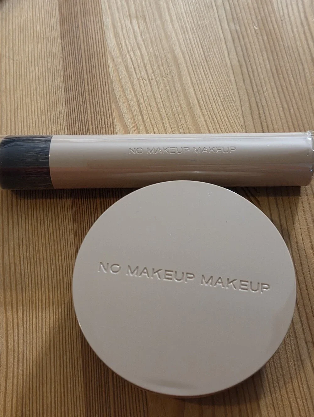 No Makeup Makeup Compact (Shade Light-Medium) and Foundation Brush